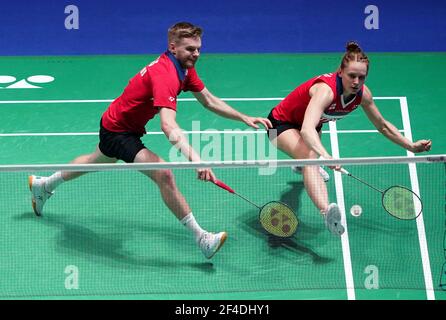 Die Engländerinnen Marcus Ellis (links) und Lauren Smith in Aktion während ihres Spiels gegen die Japanerin Yuta Watanabe und Arisa Higashino am vierten Tag der YONEX All England Open Badminton Championships in der utilita Arena Birmingham. Bilddatum: Freitag, 19. März 2021. Stockfoto