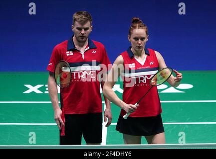 Die Engländerinnen Marcus Ellis (links) und Lauren Smith in Aktion während ihres Spiels gegen die Japanerin Yuta Watanabe und Arisa Higashino am vierten Tag der YONEX All England Open Badminton Championships in der utilita Arena Birmingham. Bilddatum: Freitag, 19. März 2021. Stockfoto