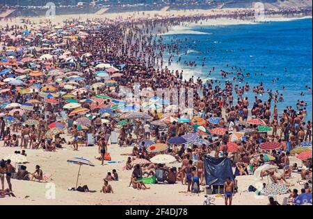 Nicht viel Covid-19 "soziale Distanzierung" auf Sao Conrado Beach, Rio de Janiero, Brasilien. Leute von der Rochina Favela fahren zum Strand direkt unter ihrem Haus. Stockfoto