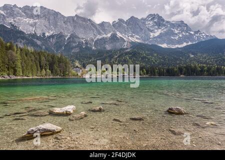 Bayerischer Eibsee mit Zugspitze Stockfoto