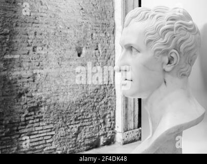 Schwarz-Weiß-Foto der Büste des alten römischen Mannes Ausgestellt in einem italienischen Museum Stockfoto