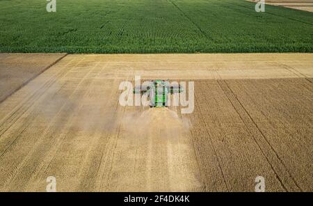 Varna, Bulgarien - 09. Juli 2020. John Deere wurde 1995-1999 hergestellt und hat einen JD 7,6L- oder 8,1L 6-Zyl-Dieselmotor. Luftaufnahme der Mähdrescher-Harfen Stockfoto