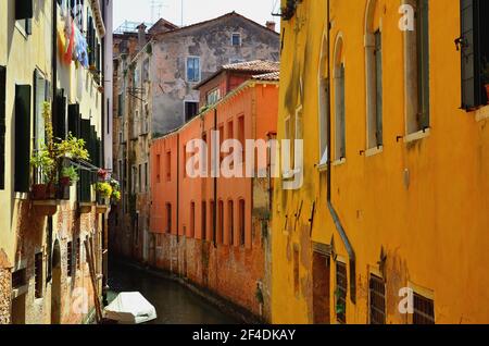 Enge Hinterstraße Kanal in Venedig Stockfoto