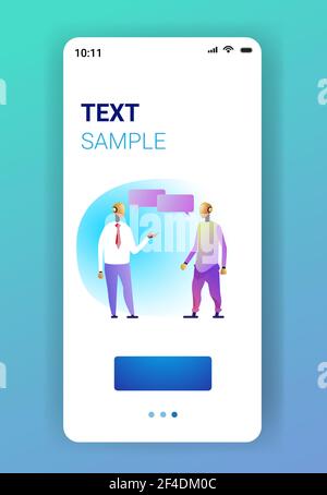 Roboter koppeln Geschäftsfiguren, die während des Treffens mit Technologien für künstliche Intelligenz diskutieren Chat-Blase Kommunikationskonzept Smartphone-Bildschirm Stock Vektor