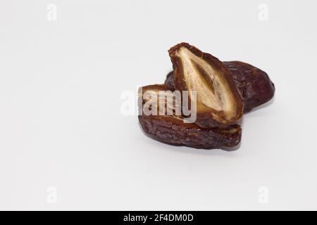 Getrocknete Früchte mit geteiltem Dattdatum. Getrocknete Datteln isoliert auf weißem Hintergrund. Das Beste vom Ramadan-Essen Stockfoto