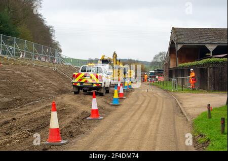 Chalfont St Giles, Großbritannien. März 2021, 18th. Die kurvenreiche Landstraße House Farm Lane in Chalfont St Giles ist seit HS2 nicht mehr erkennbar und für Fußgänger nicht mehr zugänglich. HS2 haben Hektar Ackerland zerstört, Bäume gefällt und Hecken für den Bau einer hoch abfallenden Haul-Straße bis zur HS2 Lüftungsschachtbaustelle entfernt. Einige Bewohner haben jetzt die Haul Straßendamm vor ihren Häusern und die Spur vor ihren Häusern wurde abgeschnitten an einem Ende. Auch der Fluss Misbourne ist jetzt regelmäßig Überschwemmungen nach der HS2 Absetzung in die Gegend. Quelle: Maureen McLean Stockfoto