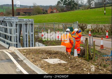 Chalfont St Giles, Großbritannien. März 2021, 18th. Die kurvenreiche Landstraße House Farm Lane in Chalfont St Giles ist seit HS2 nicht mehr erkennbar und für Fußgänger nicht mehr zugänglich. HS2 haben Hektar Ackerland zerstört, Bäume gefällt und Hecken für den Bau einer hoch abfallenden Haul-Straße bis zur HS2 Lüftungsschachtbaustelle entfernt. Einige Bewohner haben jetzt die Haul Straßendamm vor ihren Häusern und die Spur vor ihren Häusern wurde abgeschnitten an einem Ende. Auch der Fluss Misbourne ist jetzt regelmäßig Überschwemmungen nach der HS2 Absetzung in die Gegend. Quelle: Maureen McLean Stockfoto