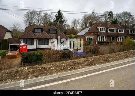 Chalfont St Giles, Großbritannien. März 2021, 18th. Die kurvenreiche Landstraße House Farm Lane in Chalfont St Giles ist seit HS2 nicht mehr erkennbar und für Fußgänger nicht mehr zugänglich. HS2 haben Hektar Ackerland zerstört, Bäume gefällt und Hecken für den Bau einer hoch abfallenden Haul-Straße bis zur HS2 Lüftungsschachtbaustelle entfernt. Einige Bewohner haben jetzt die Haul Straßendamm vor ihren Häusern und die Spur vor ihren Häusern wurde abgeschnitten an einem Ende. Auch der Fluss Misbourne ist jetzt regelmäßig Überschwemmungen nach der HS2 Absetzung in die Gegend. Quelle: Maureen McLean Stockfoto