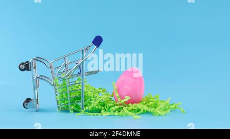Rosa Osterei im Warenkorb zum Ostereinkaufskonzept. Stockfoto