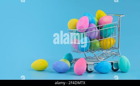 Bunte Ostereier, gestapelt im Warenkorb zum Ostereinkauf. Stockfoto