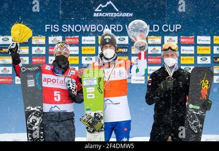 Berchtesgaden, Deutschland. März 2021, 20th. Snowboard: World Cup, Parallel Slalom, Men, Andreas Prommegger (l-r) aus Österreich, Aaron March aus Italien und Dmitry Loginov aus Russland stehen während der Siegerehrung für den Gesamtweltcup auf dem Podium. März gewinnt die Gesamtweltmeisterschaft vor Prommegger und Loginov. Quelle: Sven Hoppe/dpa/Alamy Live News Stockfoto