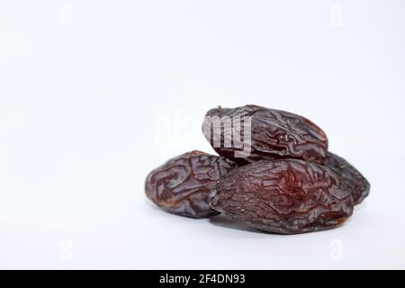 Frisch getrocknete Datteln Medjool, Nahaufnahme isoliert auf weißem Hintergrund. Iftar-Essen Stockfoto