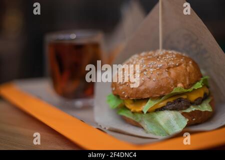 Burger mit Rinderschnitzel, Mais, Käse, Salat. Fast Food. Stockfoto