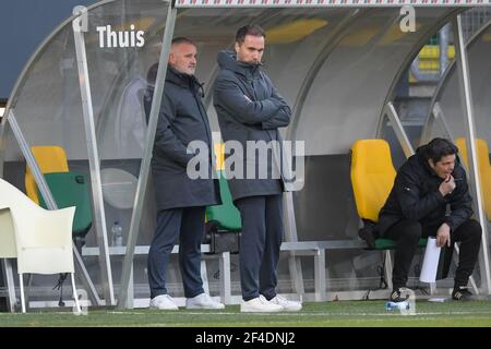 SITTARD, NIEDERLANDE - MÄRZ 20: Assistenztrainer Rob Alflen von Fortuna Sittard und Trainer Sjors Ultee von Fortuna Sittard während der Niederländischen Eredivisie Stockfoto