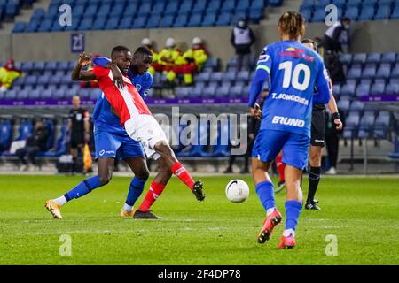 GENK, BELGIEN - MÄRZ 19: Paul Oluachu von KRC Genk und Merveille Bokadi von Standard de Liege während des Jupiler Pro League Spiels zwischen KRC Genk Stockfoto