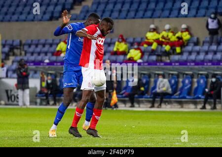 GENK, BELGIEN - MÄRZ 19: Paul Oluachu von KRC Genk und Merveille Bokadi von Standard de Liege während des Jupiler Pro League Spiels zwischen KRC Genk Stockfoto