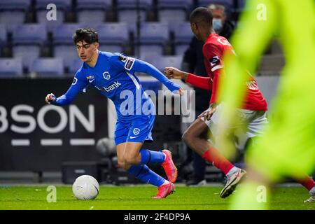 GENK, BELGIEN - MÄRZ 19: Luca Oyen von KRC Genk und Moussa Sissako von Standard de Liege während des Jupiler Pro League-Spiels zwischen KRC Genk und Stand Stockfoto
