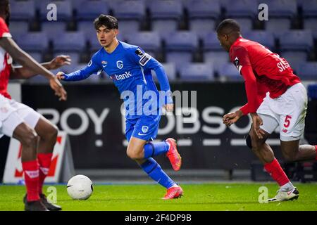GENK, BELGIEN - MÄRZ 19: Luca Oyen von KRC Genk und Moussa Sissako von Standard de Liege während des Jupiler Pro League-Spiels zwischen KRC Genk und Stand Stockfoto