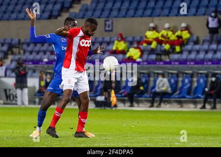 GENK, BELGIEN - MÄRZ 19: Paul Oluachu von KRC Genk und Merveille Bokadi von Standard de Liege während des Jupiler Pro League Spiels zwischen KRC Genk Stockfoto