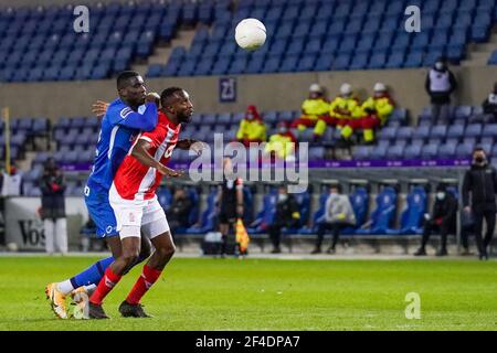 GENK, BELGIEN - MÄRZ 19: Paul Oluachu von KRC Genk und Merveille Bokadi von Standard de Liege während des Jupiler Pro League Spiels zwischen KRC Genk Stockfoto