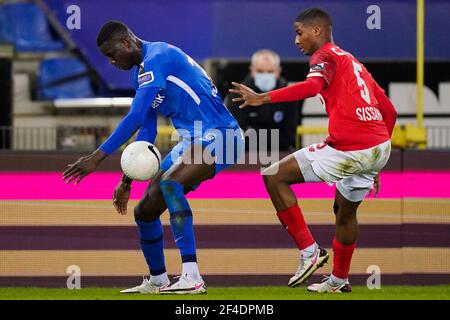 GENK, BELGIEN - 19. MÄRZ: Paul Onuachu von KRC Genk und Moussa Sissako von Standard de Liege während des Jupiler Pro League-Spiels zwischen KRC Genk und St Stockfoto