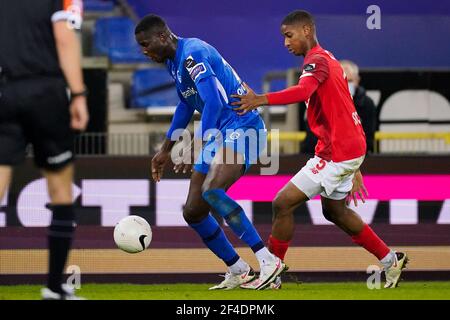GENK, BELGIEN - 19. MÄRZ: Paul Onuachu von KRC Genk und Moussa Sissako von Standard de Liege während des Jupiler Pro League-Spiels zwischen KRC Genk und St Stockfoto