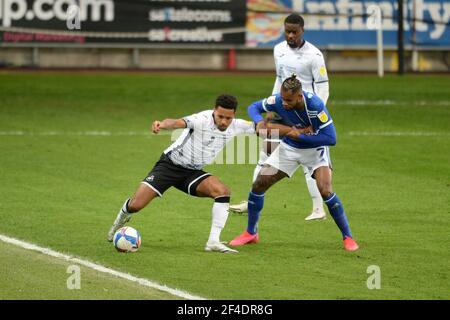 SWANSEA, WALES. MÄRZ 20th: Korey Smith von Swansea City kämpft gegen Leandro Bacuna von Cardiff City während des Sky Bet Championship-Spiels zwischen Swansea City und Cardiff City im Liberty Stadium, Swansea am Samstag, 20th. März 2021. (Quelle: Jeff Thomas) Quelle: MI News & Sport /Alamy Live News Stockfoto