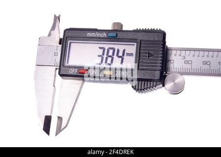Messschieber für Messungen in der Werkstatt. Messzubehör auf einem dunklen Tisch. Weißer Hintergrund. Stockfoto