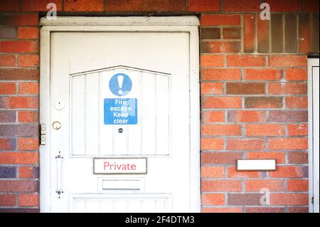 Das Gebäude war geschlossen, es gab kein Schild an der Gebäudetür Stockfoto