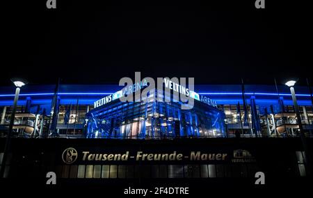 Gelsenkirchen, Deutschland. März 2021, 20th. Das Logo der Veltins Arena ist auf dem Dach des Eingangs zum Stadion zu sehen, im Vordergrund ist die "Thousand Friends Wall". Der FC Schalke 04 verlor am Spieltag 26 in der Bundesliga gegen Borussia Mönchengladbach 0:3. Quelle: Fabian Strauch/dpa/Alamy Live News Stockfoto