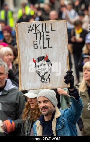 Ein Protestler hält ein Plakat, auf dem steht, dass #Kill the Bill während der Demonstration mit einem Bild von Bill Gates mit Teufelshörnern zeigt.Aktivisten und Menschen veranstalteten eine Demonstration gegen die aktuellen Einschränkungen im Zusammenhang mit der Coronavirus-Krankheit (COVID-19) in einer World Wide Rally for Freedom. Stockfoto