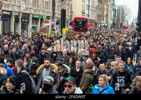 Während der Demonstration marschieren die Demonstranten entlang der Oxford Street.Aktivisten und Menschen veranstalteten eine Demonstration gegen die aktuellen Einschränkungen im Zusammenhang mit der Coronavirus-Krankheit (COVID-19) bei einer World Wide Rally for Freedom. Stockfoto