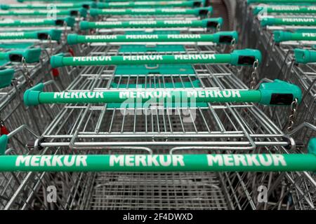 Merkur Markt, Warenkorb Stockfoto