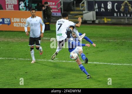 SWANSEA, WALES. MÄRZ 20th: Korey Smith von Swansea City kämpft gegen Ciaron Brown von Cardiff City während des Sky Bet Championship-Spiels zwischen Swansea City und Cardiff City im Liberty Stadium, Swansea am Samstag, 20th. März 2021. (Quelle: Jeff Thomas) Quelle: MI News & Sport /Alamy Live News Stockfoto