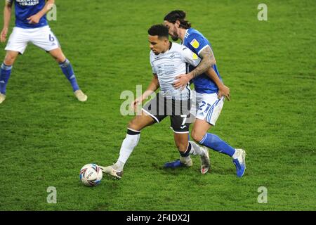 SWANSEA, WALES. MÄRZ 20th: Korey Smith von Swansea City kämpft gegen Sheyl Ojo von Cardiff City während des Sky Bet Championship-Spiels zwischen Swansea City und Cardiff City im Liberty Stadium, Swansea am Samstag, 20th. März 2021. (Quelle: Jeff Thomas) Quelle: MI News & Sport /Alamy Live News Stockfoto