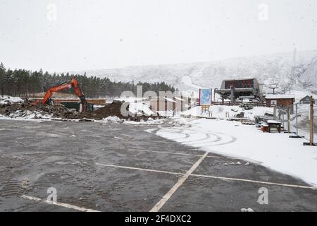 Glencoe Mountain Ski Resort während des Abrisses und der Räumung des Feuers beschädigte Café-Gebäude im Jahr 2019, Glen Coe, Schottland, Großbritannien Stockfoto