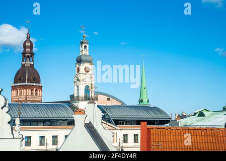 Wunderschöne Aussicht auf die Altstadt von Riga aus der Luft. Orangefarbene Dächer der Altstadt. Stockfoto