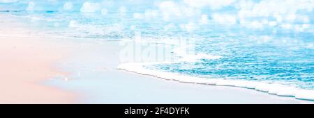 Gentle Wave On Sandy Tropical Seashore - Strandurlaub Hintergrund Stockfoto