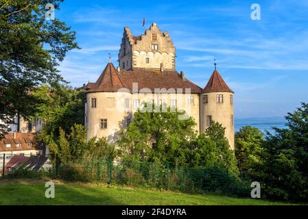 Schloss Meersburg am Bodensee oder Bodensee, Deutschland, Europa. Mittelalterliche Burg ist Wahrzeichen der Stadt. Landschaftlich schöner Blick auf das alte deutsche Schloss im Sommer. Szen Stockfoto