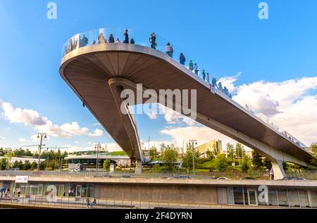 Moskau - 21. Aug 2020: Schwimmende Brücke über dem Moskwa-Fluss im Sarjadje-Park, Moskau, Russland. Zaryadye ist berühmte Touristenattraktionen der Stadt. Leute sta Stockfoto