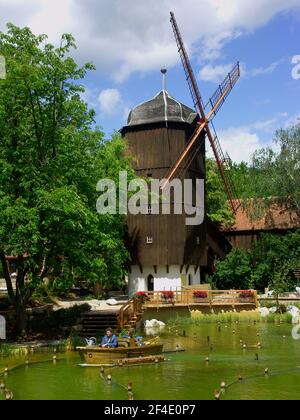 Erlebnispark Tripsdrill bei Cleebronn im Zabergäu: Alte Weibermühle und Teich, Kreis Heilbronn, Baden-Württemberg, Deutschland Stockfoto