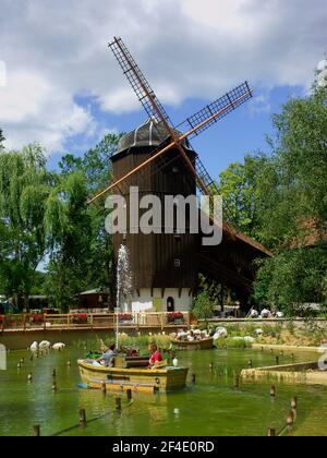 Erlebnispark Tripsdrill bei Cleebronn im Zabergäu: Alte Weibermühle und Teich, Kreis Heilbronn, Baden-Württemberg, Deutschland Stockfoto