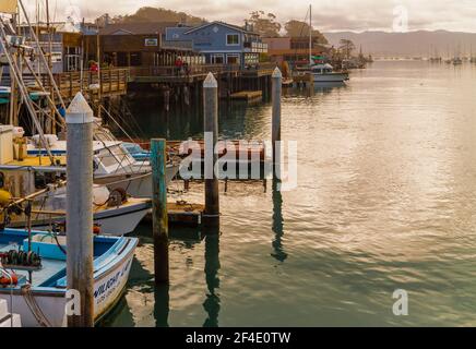 Fischerboote dockten an der Morro Bay Marina mit Nebel gehüllter Valencia Peak in the Distance, Morro Bay, Kalifornien, USA Stockfoto