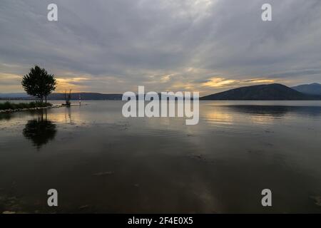 Orestiada Mavrochori-See, Kastoria, Mazedonien, Griechenland Stockfoto