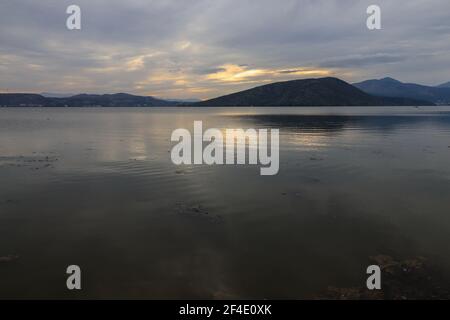 Orestiada Mavrochori-See, Kastoria, Mazedonien, Griechenland Stockfoto