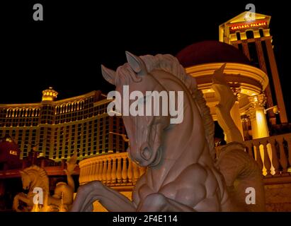 The Illuminated Gardens of the Romanische Caesars Palace Las Vegas Hotel and Casino on the Strip, Las Vegas, Nevada, USA Stockfoto
