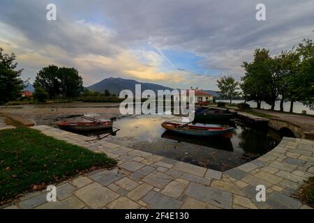 Orestiada Mavrochori-See, Kastoria, Mazedonien, Griechenland Stockfoto