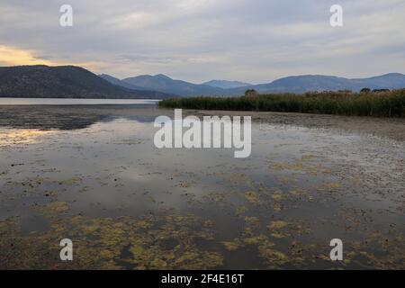 Orestiada Mavrochori-See, Kastoria, Mazedonien, Griechenland Stockfoto