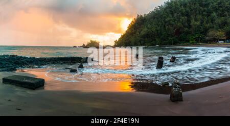 Sonnenaufgang im Hana Bay Beach Park, Hana, Maui, Hawaii, USA Stockfoto