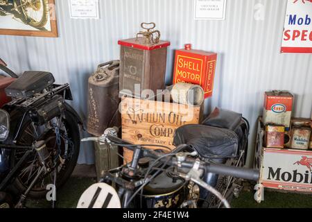 Australien, Robert Stein Motorrad Museum in Mudgee, Shell und esso Dosen und Ausrüstung, Mudgee, NSW, Australien Stockfoto